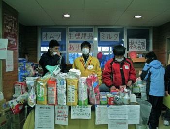  3/25 volunteers and health staff at Aoba Middle School, Ishinomaki City 