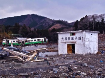  4/15 candy store and wrecked train, Onagawa City 